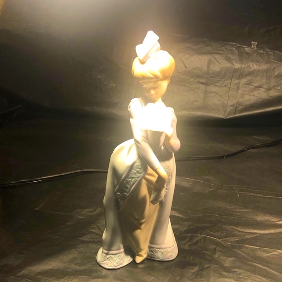 Lladro Lady with fan 8” excellent condition # 6117 vintage - Picture 5 of 11